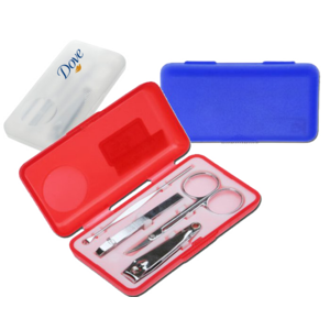 EM104, Juego de manicure en estuche plástico. Incluye: cortaúñas, pinzas para depilar, tijeras y cortador de cutícula.