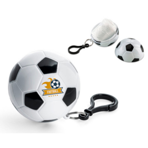 A2834, Impermeable con estuche portátil en forma de balón de fútbol y gancho para sujetar. Medidas: Estuche: Ø 6 cm / Impermeable: 117 x 113 cm