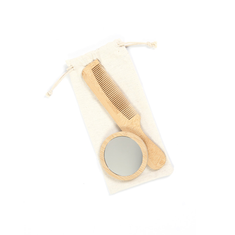 BE-039, Set de belleza con espejo y peine fabricado en bambú. Incluye bolsa de tela con jareta para transportar a todos lados. Es ideal para viajes o para llevarlo en la bolsa.