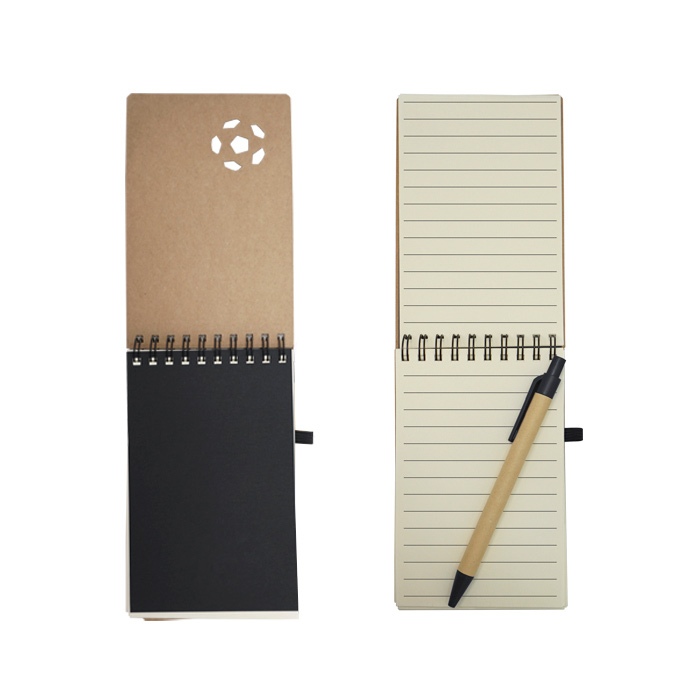 A2835, Libreta ecológica de cartón con diseño de balón de fútbol, 70 hojas rayadas (140 páginas), espiral metálico color negro y cinta elástica. Incluye bolígrafo de papel con clip de plástico.