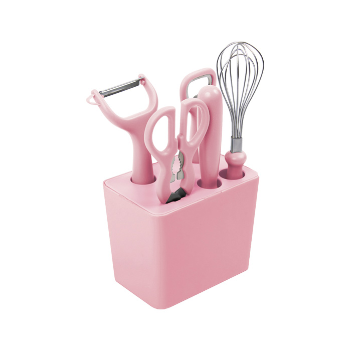 A2786, Kit de accesorios de cocina que contiene: tijeras, batidor, pelador, destapador y cuchillo. Cuenta con una base de soporte.Presentación: caja en color blanco.