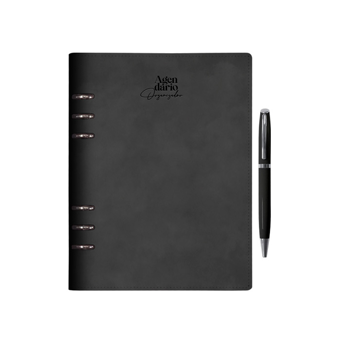 A3045, Carpeta tipo agendario organizador de pasta rígida de 6 arillos de metal, su cubierta cuenta en la parte interna con 4 compartimentos para credenciales, uno con ventana plástica, sujetador para bolígrafo. Contiene: Hoja de dedicatoria, hoja de datos de contacto, calendarios del 2025 al 2028, planificadores anuales (4), planificadores de gastos (4), planificadores de proyectos (5), hojas rayadas y hojas punteadas para notas. Incluye: regla de 20 cm, bolsa de PVC con cierre a presión y bolígrafo de aluminio acabado brillante con detalles en cromo. Puedes adquirir el respuesto Parker en tinta azul para este bolígrafo. Presentación: Caja en color negro.